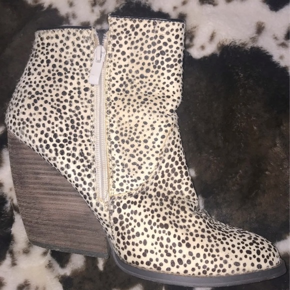 4 inch cheetah printed fur booties - Picture 2 of 2